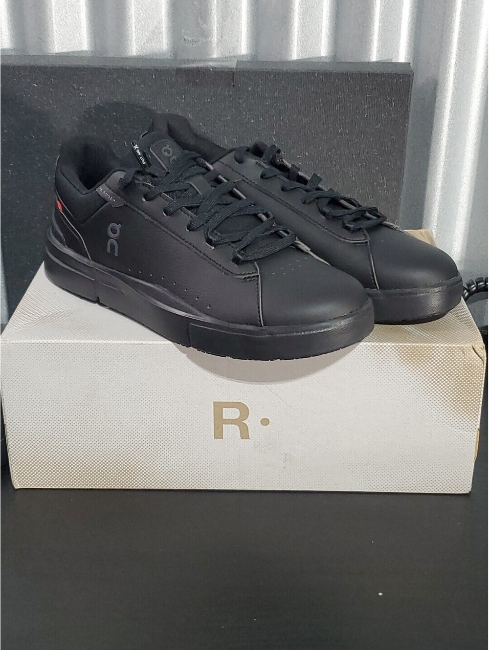 On Men's THE ROGER Advantage Black/ Black 3MF30641043 Sz. 7.5 NEW